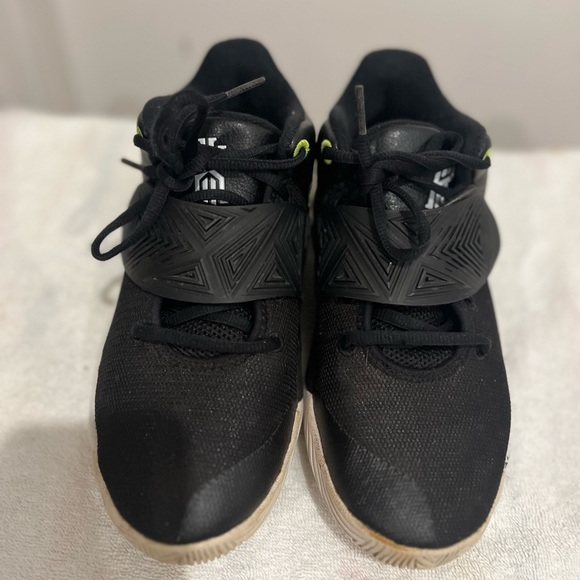 Nike Kyrie Flytrap Basketball Sneaker- Size 5.5 Youth - Picture 5 of 8